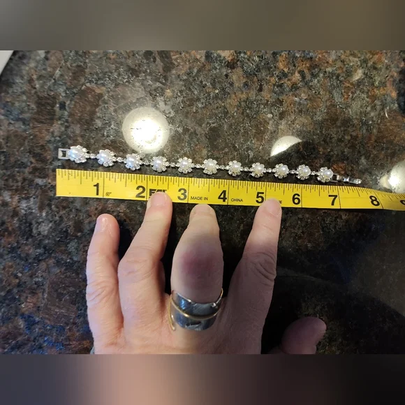 NWT Elegant Faux Pearl and Austrian Crystal Jewelry Set - Picture 6 of 8